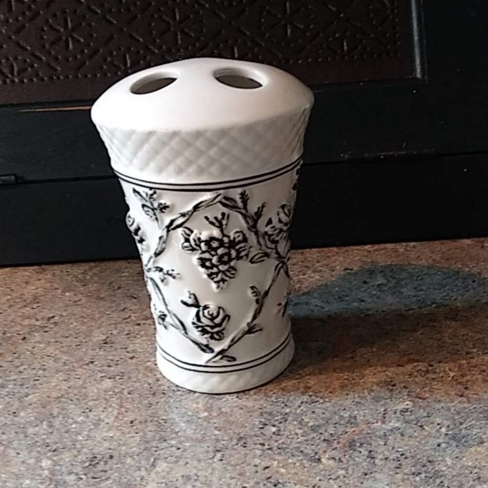 Waverly toile Wellington garden room toothbrush